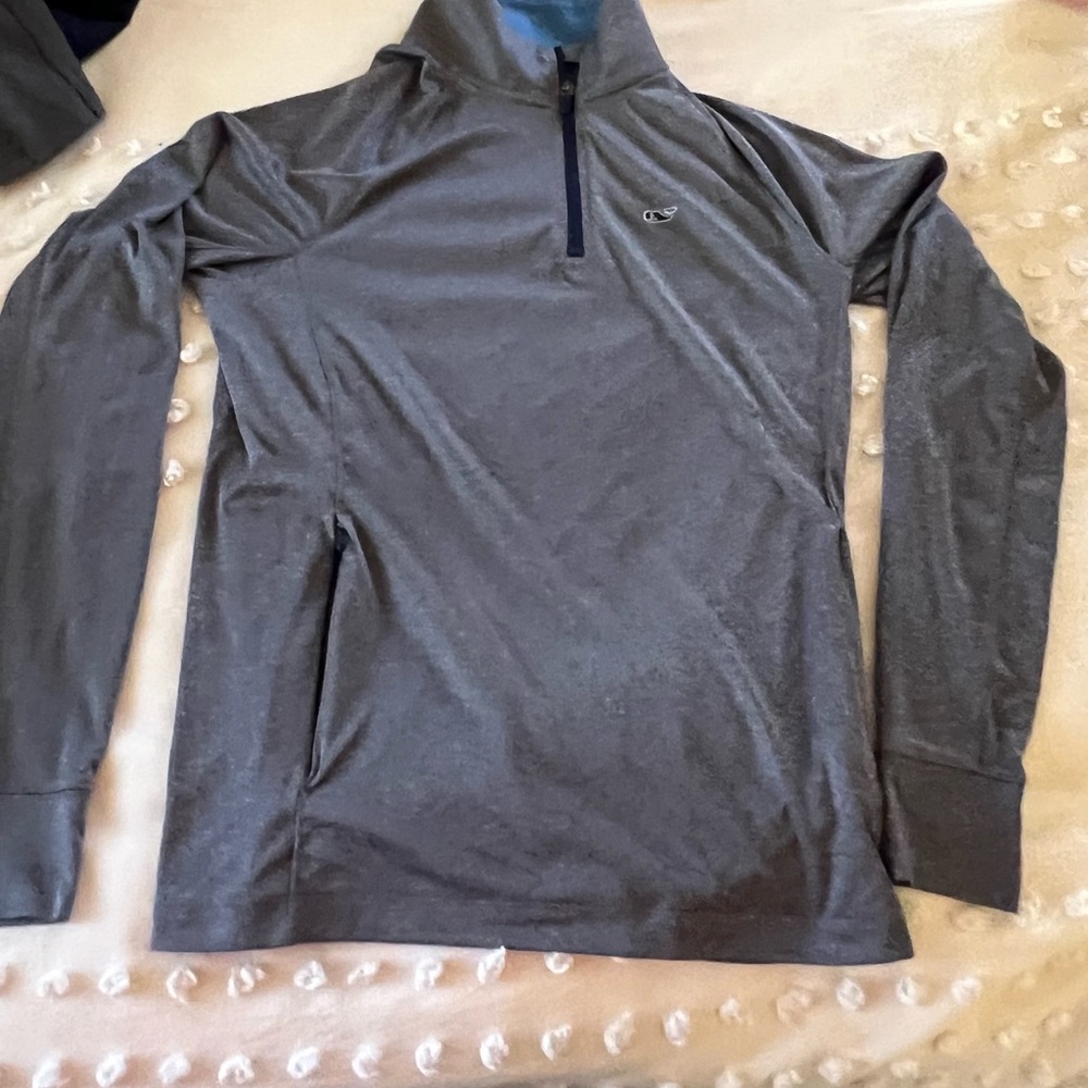Vineyard vines performance quarter-zip, never worn. Men’s XS (fits Boys XL).